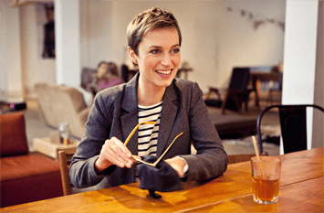 vrouw aan tafel